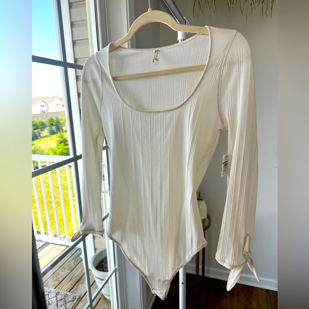 FREE PEOPLE white ribbed bodysuit, size large, never worn with tags